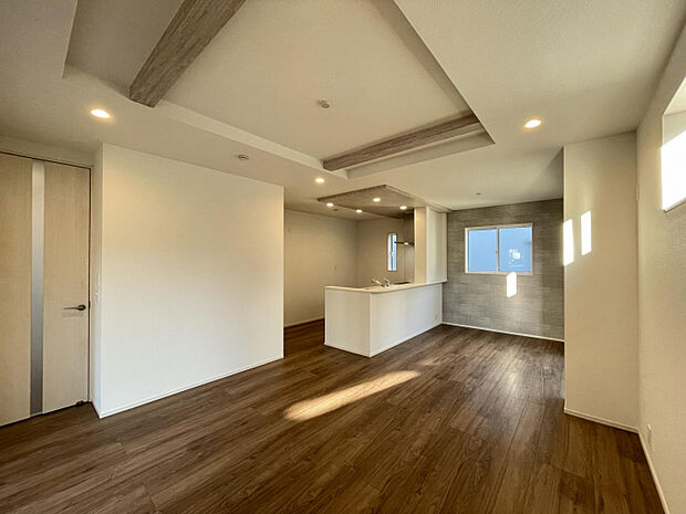 LDK　空間にメリハリを生む折り上げ天井は、家族団らんの時間をより豊かに。デザイン性と機能性を兼ね備えた演出です。