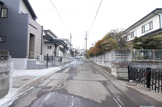 前面道路　閑静な住宅街に位置しています。