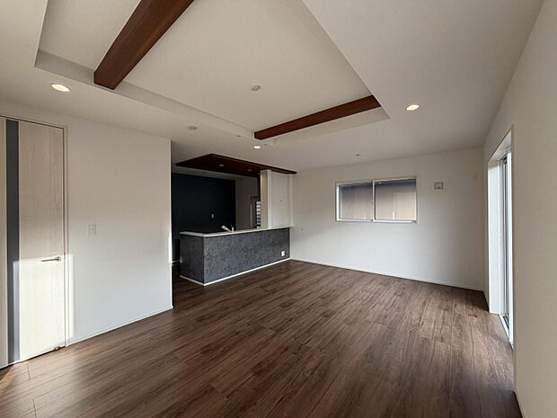 LDK　開放感のある折り上げ天井は、子どもがのびのびと過ごせるリビングにぴったり。広がりを感じる空間づくりに。