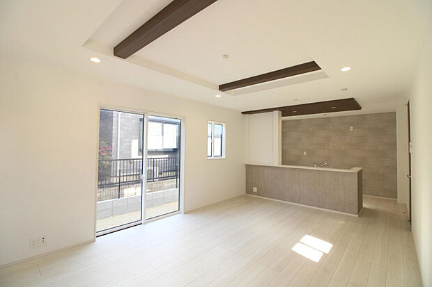 LDK　開放感のある折り上げ天井は、子どもがのびのびと過ごせるリビングにぴったり。広がりを感じる空間づくりに。