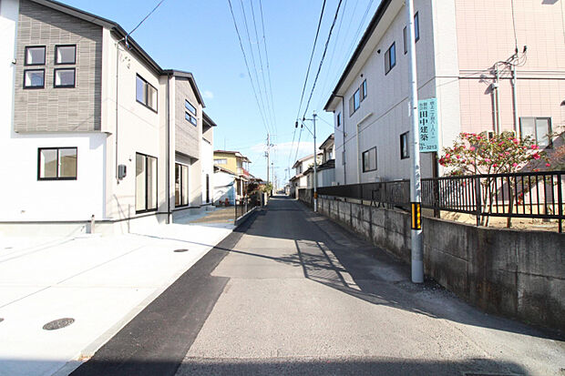 前面道路 三方角地なので、駐車もスムーズです。