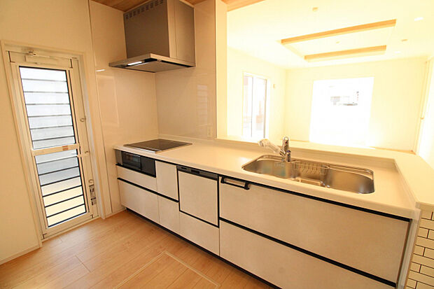 キッチン 「見える安心」と「動きやすさ」を両立した対面キッチン。家族の会話が弾み、忙しい朝の準備もスムーズにこなせます。