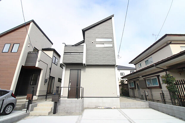 外観 落ち着いた街並みに調和しながらも、ひときわ目を引くスタイリッシュな外観が魅力