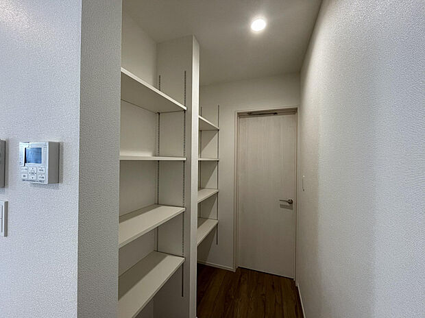 【パントリー】キッチン周りをスッキリ保つウォークスルーパントリー。見せたくないものを隠しながら、使いたい時にはすぐ取り出せる理想の収納です。