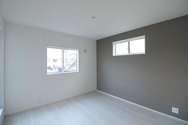 【洋室】お子様が寝た後も夫婦の時間をゆっくり楽しめる、落ち着きと安らぎに包まれた主寝室。忙しい毎日に、ほっと一息つける空間を。