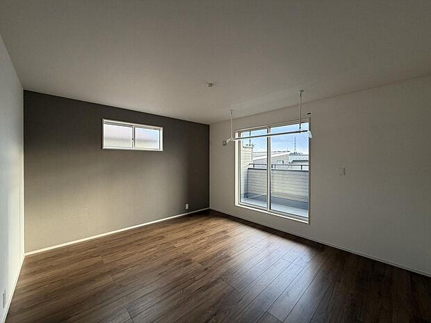 【洋室】空間を広く明るく演出する勾配天井を採用した洋室。癒しのプライベート空間になりそうです。