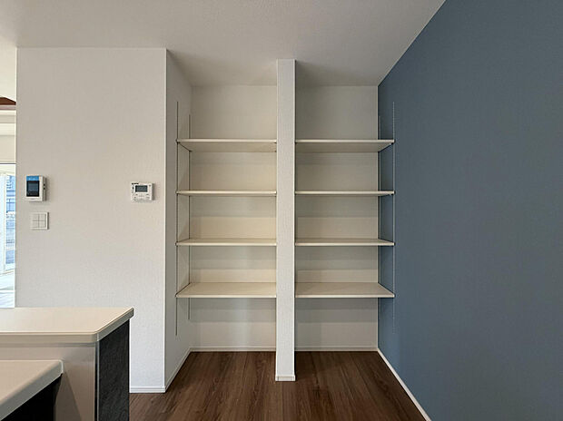 【キッチン横収納】キッチン横には可動棚を採用。食品ストックから共用物までスッキリ収納可能です。