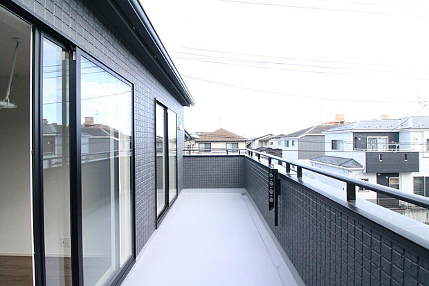 【バルコニー】開放感のあるワイドバルコニーなので、ガーデンチェアを置くことも可能。天気の良い日の楽しみが増えそうです♪