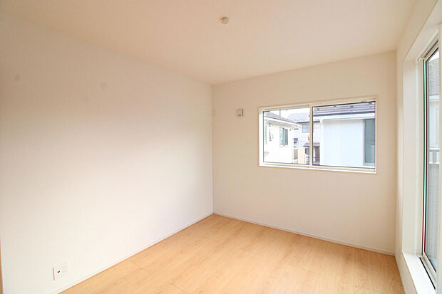 【洋室】空間を広く明るく演出する勾配天井を採用した洋室。癒しのプライベート空間になりそうです。