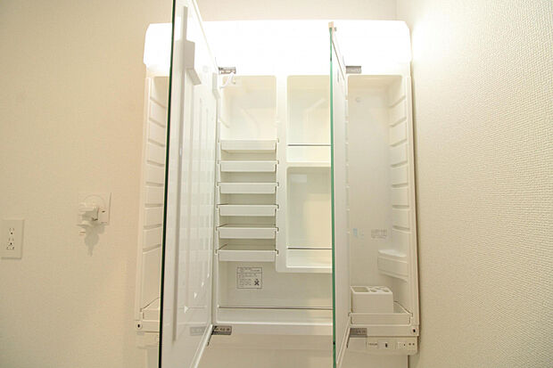 【洗面台】三面鏡の裏は全面が収納になっているので、生活感をなくしたスッキリとした水回りを実現できます。