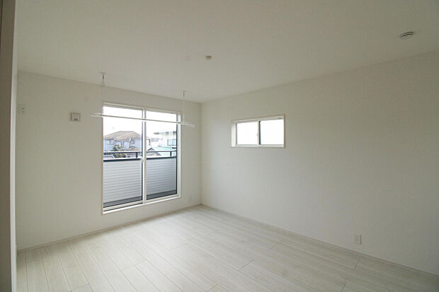 【洋室】夫婦の休息を大切にした主寝室は、収納や照明にもこだわり、快適な眠りと目覚めをサポート。家族のリズムを整える“心の拠点”です。