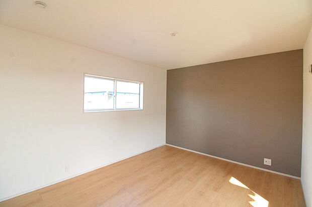 【洋室】一日の疲れを癒す主寝室は、落ち着きある内装とゆとりの広さが魅力。プライベートな時間を静かに過ごせる贅沢空間です。