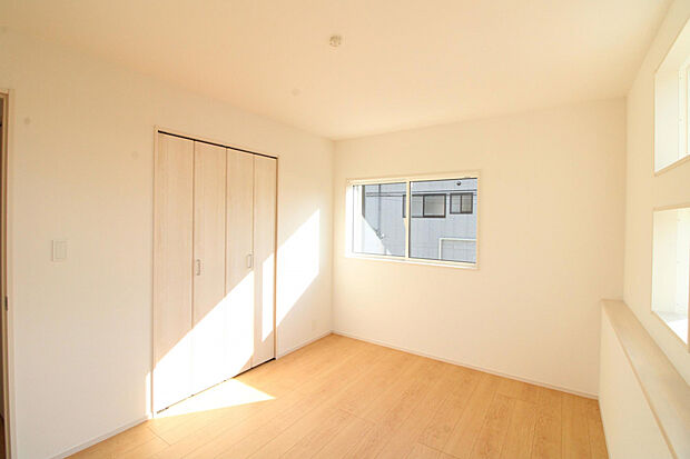 【洋室】子ども部屋にちょうどいい広さで、勉強机やベッドもゆとりをもって配置可能。将来の成長にも対応できる間取りです。