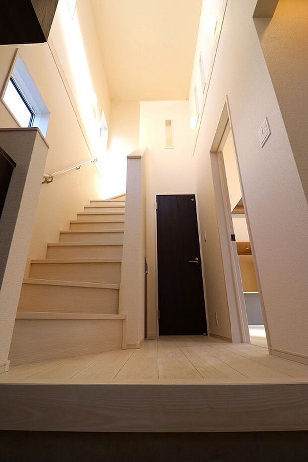 【玄関吹き抜け】　明るく開放的な玄関で毎日のお出かけを気持ちよく♪