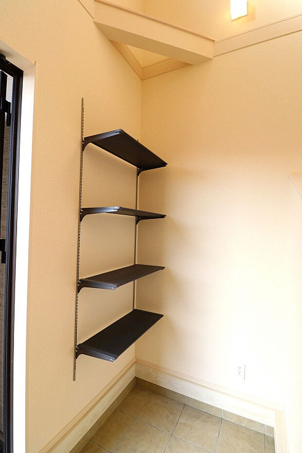 【土間収納】　稼働棚4段付きです。ベビーカーやサッカーボール、工具やカー用品など、外で使う物の収納に♪
