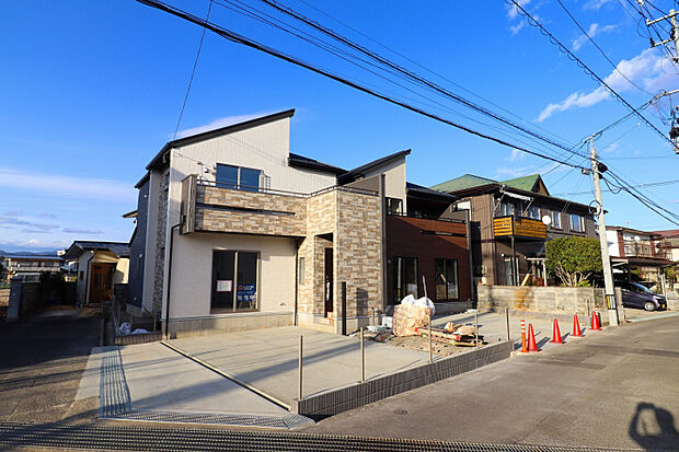 【全体外観】　御山小学校まで踏切を渡らず徒歩8分の安心の立地