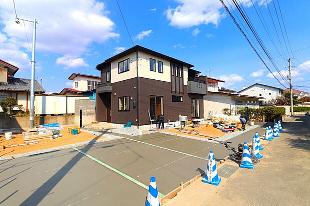 【外観】　4LDK＋WIC＋カースペース並列3台敷地面積267.65m2（80.96坪）！リビング20.75帖♪