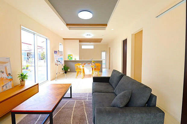 【【1号棟LDK/20.75帖】】折上天井であえて梁を出すことで、広々と開放感のある心地の良い空間を演出してくれます。