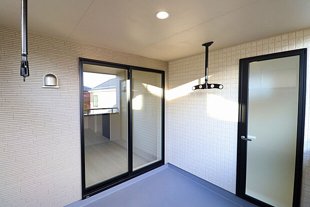 【【1号棟インナーバルコニー】 】 屋根付きのインナーバルコニーで、急な雨の日も安心。洗濯物も快適に干せます♪