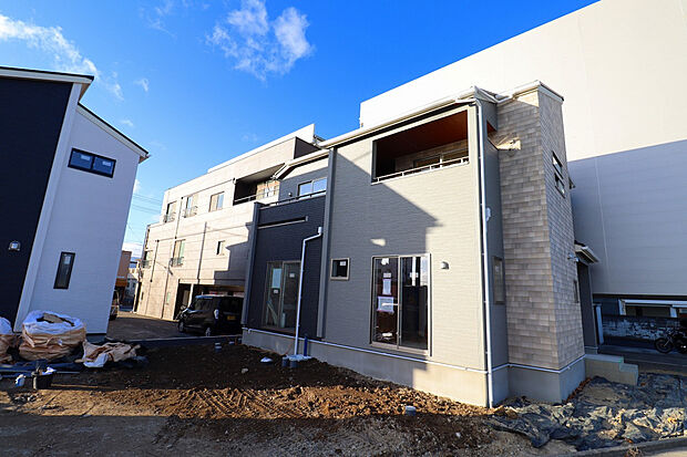 【【2号棟外観】】4LDK＋ウォークインクローゼット＋カースペース3台（小型車1台）