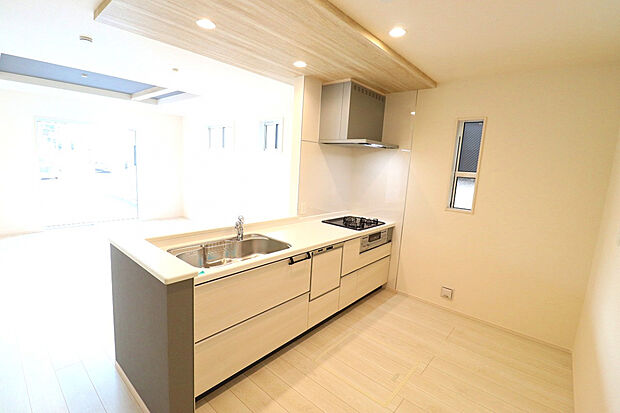 【【2号棟キッチン】】ポップアップ天井付きのおしゃれなキッチンは食洗器搭載で日々の家事も楽々♪