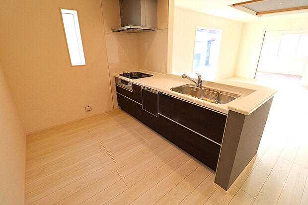 【【キッチン】】ポップアップ天井付きのおしゃれなキッチンは食洗器搭載で日々の家事も楽々♪