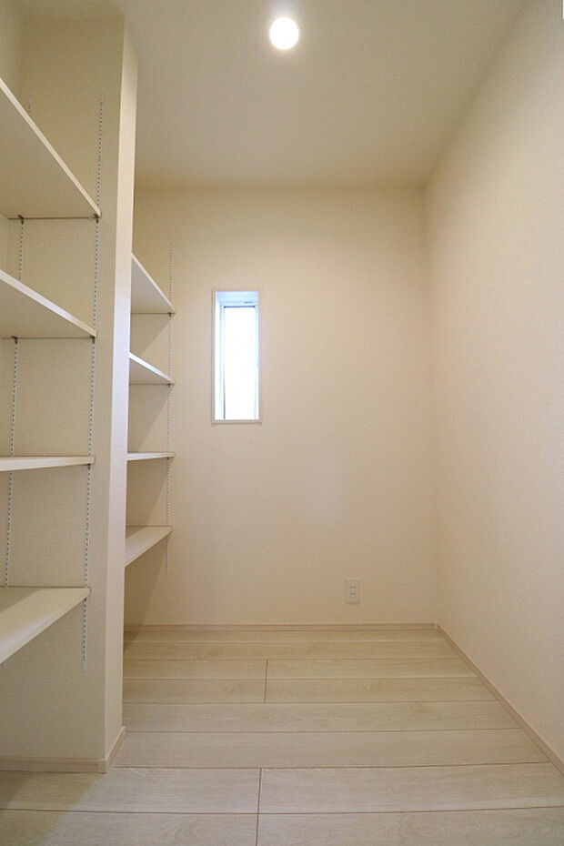 【【パントリー】】可動棚4段付きで食品庫としてはもちろん、防災グッズなどの収納にも便利♪