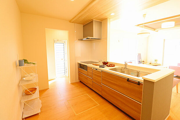 【【1号棟キッチン＋パントリー】】ポップアップ天井付きのおしゃれなキッチンは食洗器搭載で日々の家事も楽々♪