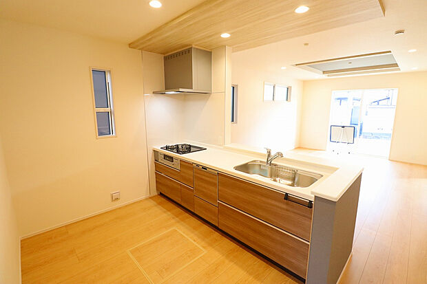 【【1号棟キッチン】】ポップアップ天井付きのおしゃれなキッチンは食洗器搭載で日々の家事も楽々♪