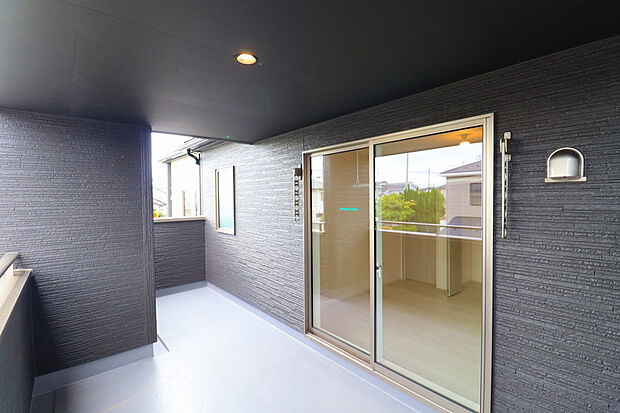 【【2号棟インナーバルコニー】】 屋根付きのインナーバルコニーで、急な雨の日も安心。洗濯物も快適に干せます♪