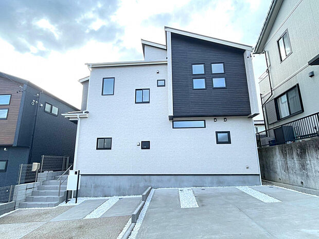 外観完成！並列3台駐車可能です★　