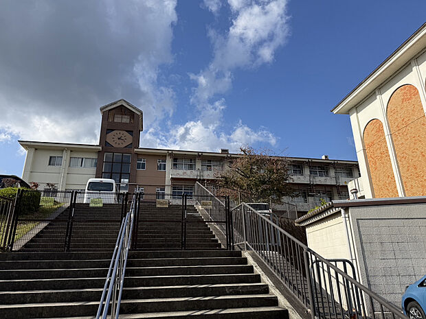 大津市立雄琴小学校(約999m)