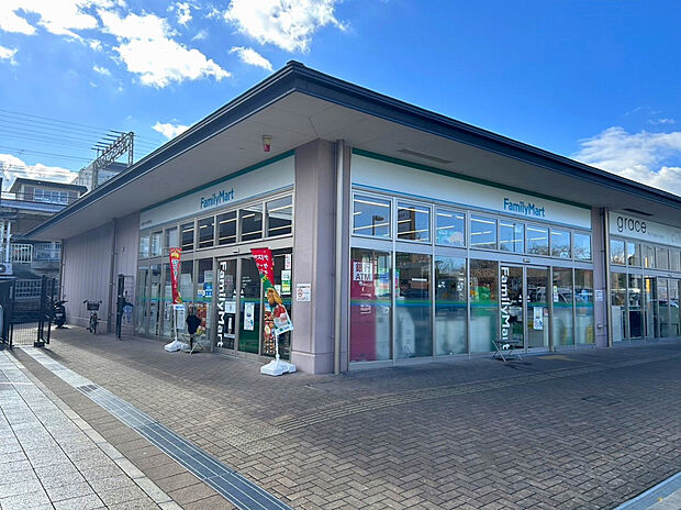 ファミリーマート近鉄あやめ池駅前店(約661m)