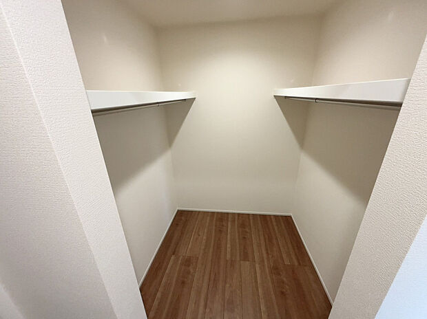 【【WIC】】大容量のウォークインクローゼット。洋服はもちろん、バックや帽子も収納可能です。