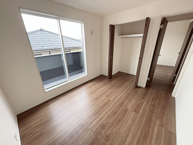 【【洋室(2)】】子供部屋にぴったりの5.25帖の洋室。日当たりも良好です。