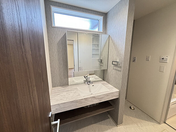 【【スマートサニタリー】】デザイン性、利便性を確保したスマートサニタリー。収納力もあります。