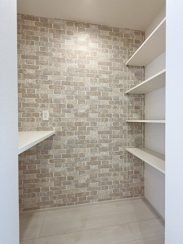 【【パントリー】】キッチン横のパントリー。