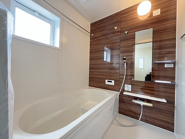 【【浴室】】浴室乾燥暖房付きの浴室。濡れた状態でも滑りにくい床を採用。