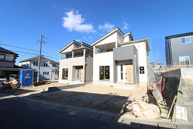 前面道路から見た外観　