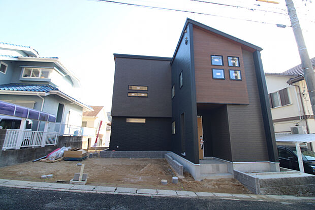 前面道路から見た外観