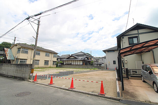 前面道路から見た宅地　