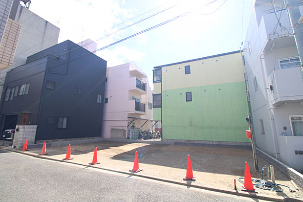 前面道路から見た宅地　