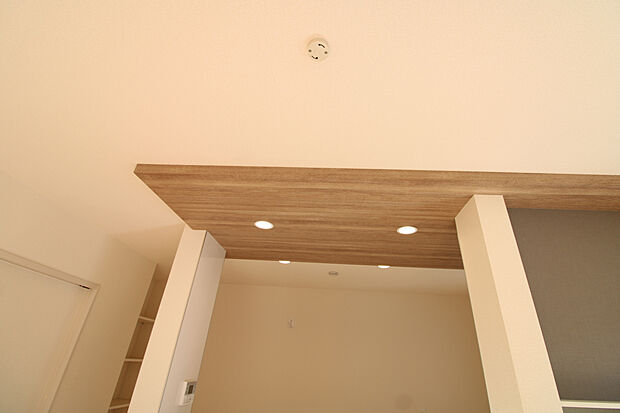 【ポップアップ天井】リビングとキッチンの空間の区別化に！折上天井含めて、天井の高低差でオシャレに！