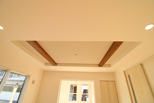 【折上天井】他より天井が高くなっているので、シーリングライトやファンなどを付けても圧迫感を感じない!