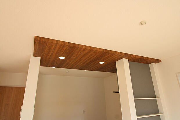 【ポップアップ天井】リビングとキッチンの空間の区別化に！折上天井含めて、天井の高低差でメリハリを演出！