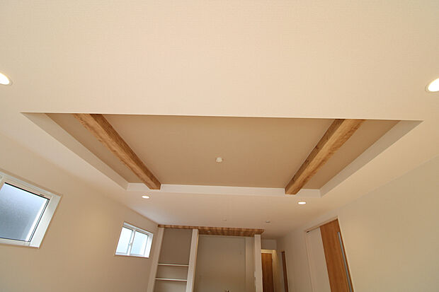【折上天井】他より天井が高くなっているので、小物や写真などの装飾に便利です！