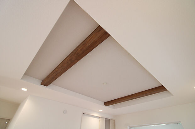 【折上天井】他より天井が高くなっているので、シーリングライトやファンなどを付けても圧迫感を感じない！