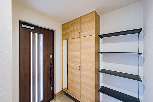 玄関　　大容量の玄関収納には大きなミラー付！お出かけ前の身だしなみチェックもばっちりです！