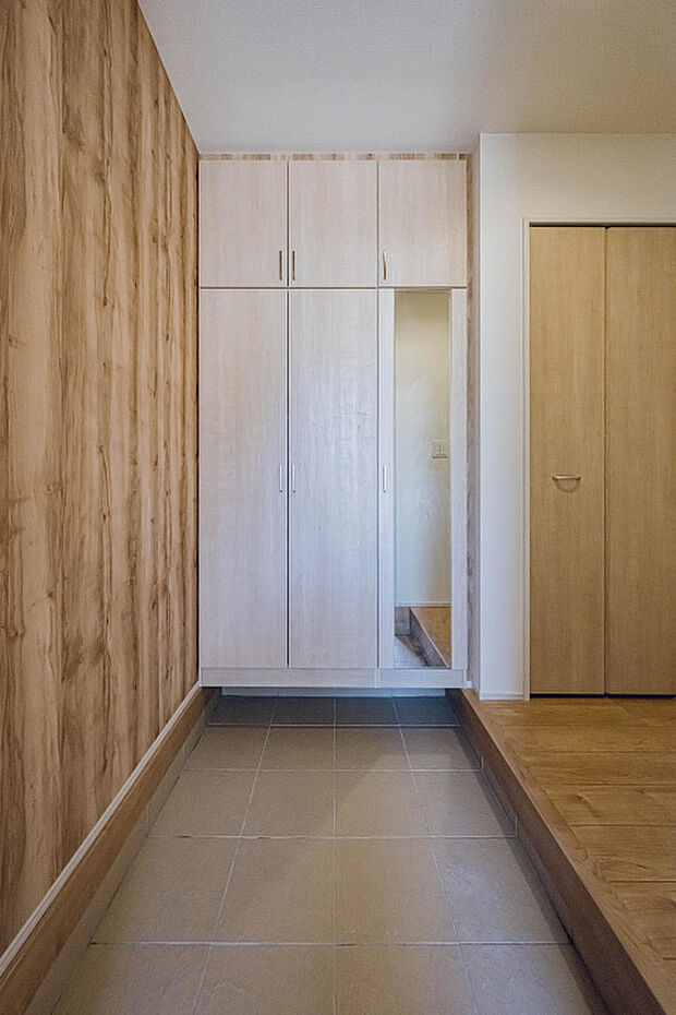 1号棟:玄関　大容量の玄関収納には大きなミラー付！お出かけ前の身だしなみチェックもばっちりです！