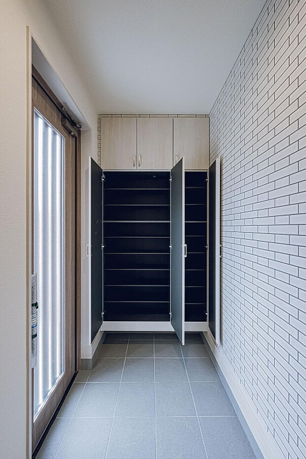 3号棟:玄関　大容量の玄関収納には大きなミラー付！お出かけ前の身だしなみチェックもばっちりです！